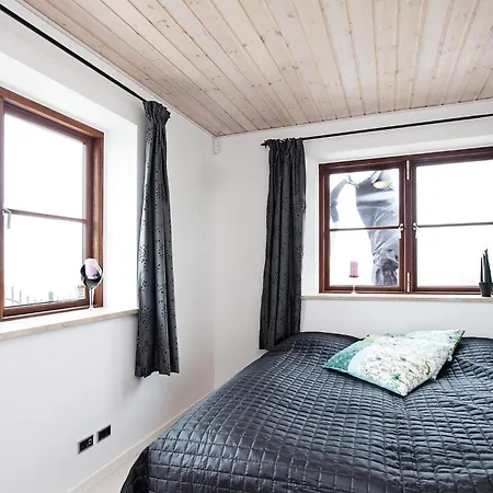 8 Person In Harpelunde-by Traum *
