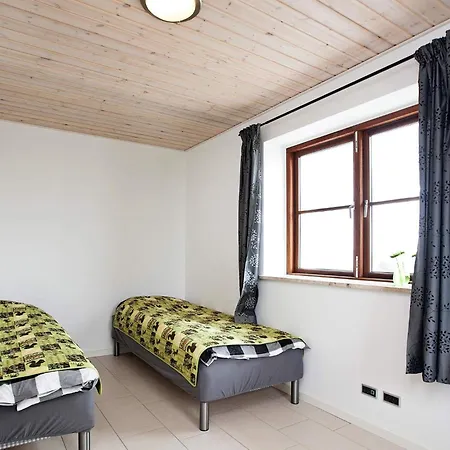 8 Person In Harpelunde-by Traum *