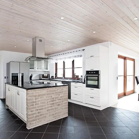 8 Person In Harpelunde-by Traum