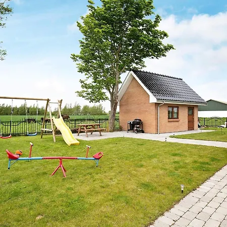 8 Person In Harpelunde-by Traum *