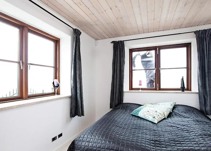 8 Person In Harpelunde-by Traum *