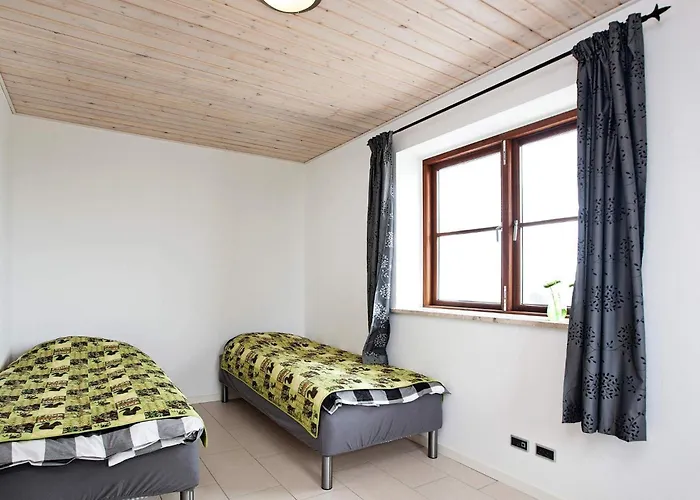 8 Person In Harpelunde-by Traum *