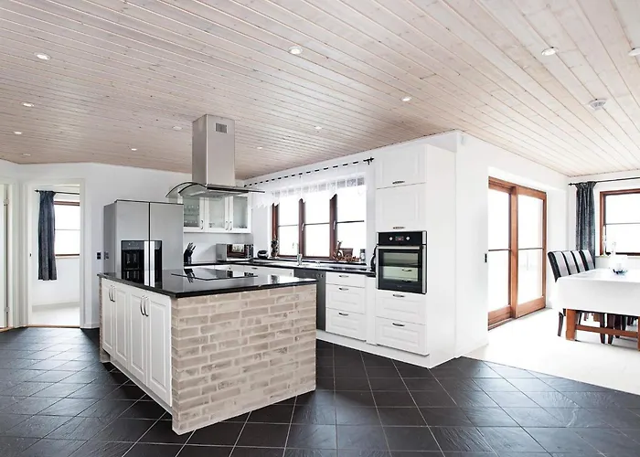 8 Person In Harpelunde-by Traum