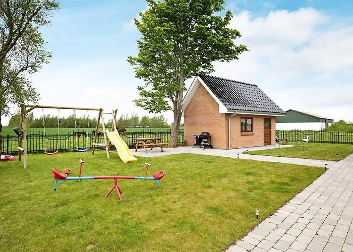 8 Person In Harpelunde-by Traum *