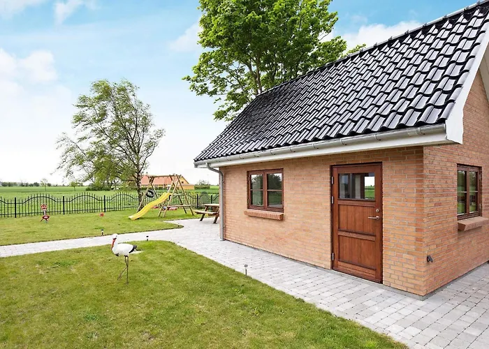 8 Person In Harpelunde-by Traum